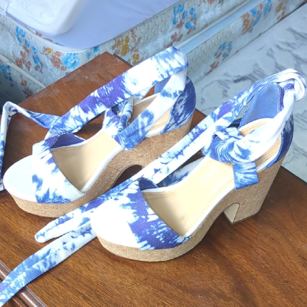 Shoe Dazzle Blue and White Platform Shoes